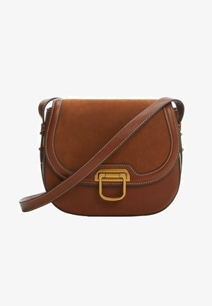 Brązowa skórzana torebka z zamszowym klapkiem, złotymi elementami i kontrastowym przeszyciem. Ma regulowany pasek na ramię oraz strukturalny kształt.