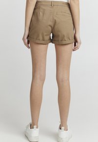 Oxmo OXPIERA CASUAL FIT - Shorts - silver mink