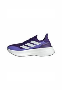 Lila Sneaker mit einem Obermaterial aus strukturiertem Stoff, weißem Drei-Streifen-Logo und einer dicken weißen Sohle mit einer schwarzen Gummisohle.