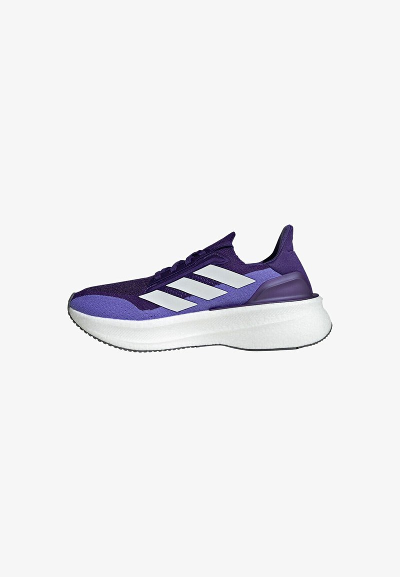 Lila Sneaker mit einem Obermaterial aus strukturiertem Stoff, weißem Drei-Streifen-Logo und einer dicken weißen Sohle mit einer schwarzen Gummisohle.