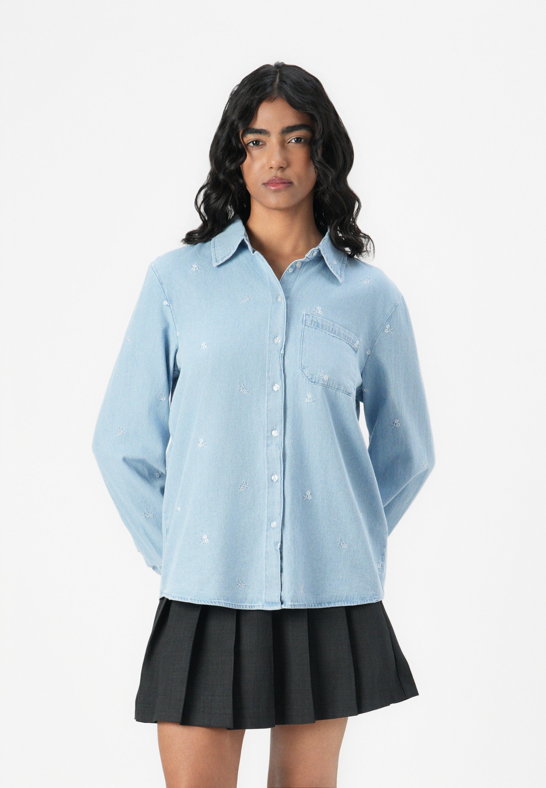 売れ筋商品|||ダナ キャラン ニューヨーク シャツ レディース トップス CROPPED DROP SHOULDER LOGO SHIRT WITH RAZOR CUTHEM - Button-down blouse - blue denim DKNY CROPPED DROP SHOULDER LOGO SHIRT WITH RAZOR CUTHEM