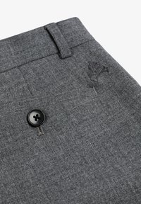 Pantalones gris oscuro a medida con un tejido texturizado, que cuentan con un cierre de botón negro y un logotipo bordado en el bolsillo frontal.