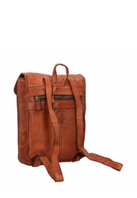 Zaino in pelle marrone con una finitura texturizzata, dotato di una tasca frontale con zip, spallacci regolabili e un piccolo design di ancora sulla parte anteriore.