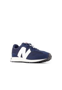 Granatowe buty do biegania z cholewką z siateczki i zamszu, z wyraźnym białym logo „N”, solidną gumową podeszwą i sznurowanym zapięciem.