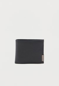 Gesloten zwart lederen bifold portemonnee met een klein metalen logo op de rechteronderhoek tegen een effen achtergrond.