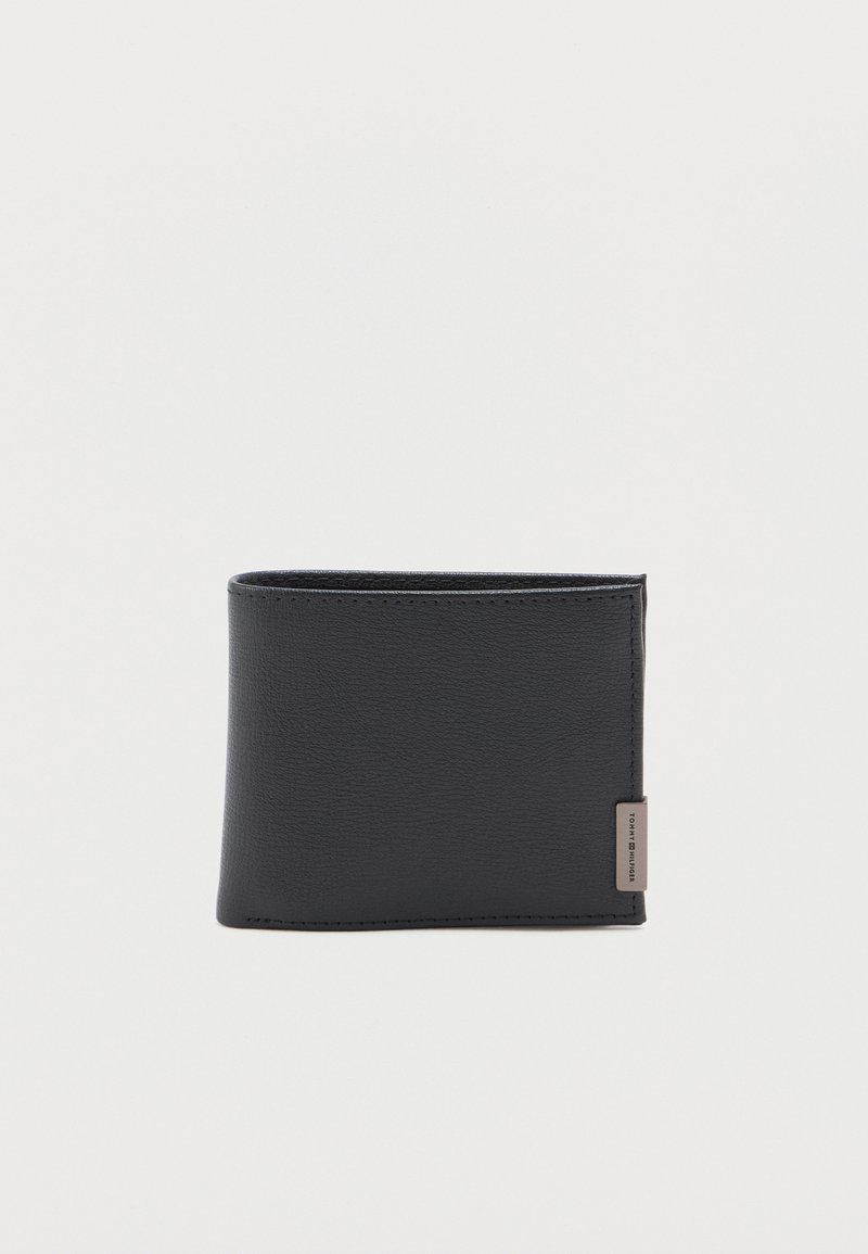 Gesloten zwart lederen bifold portemonnee met een klein metalen logo op de rechteronderhoek tegen een effen achtergrond.