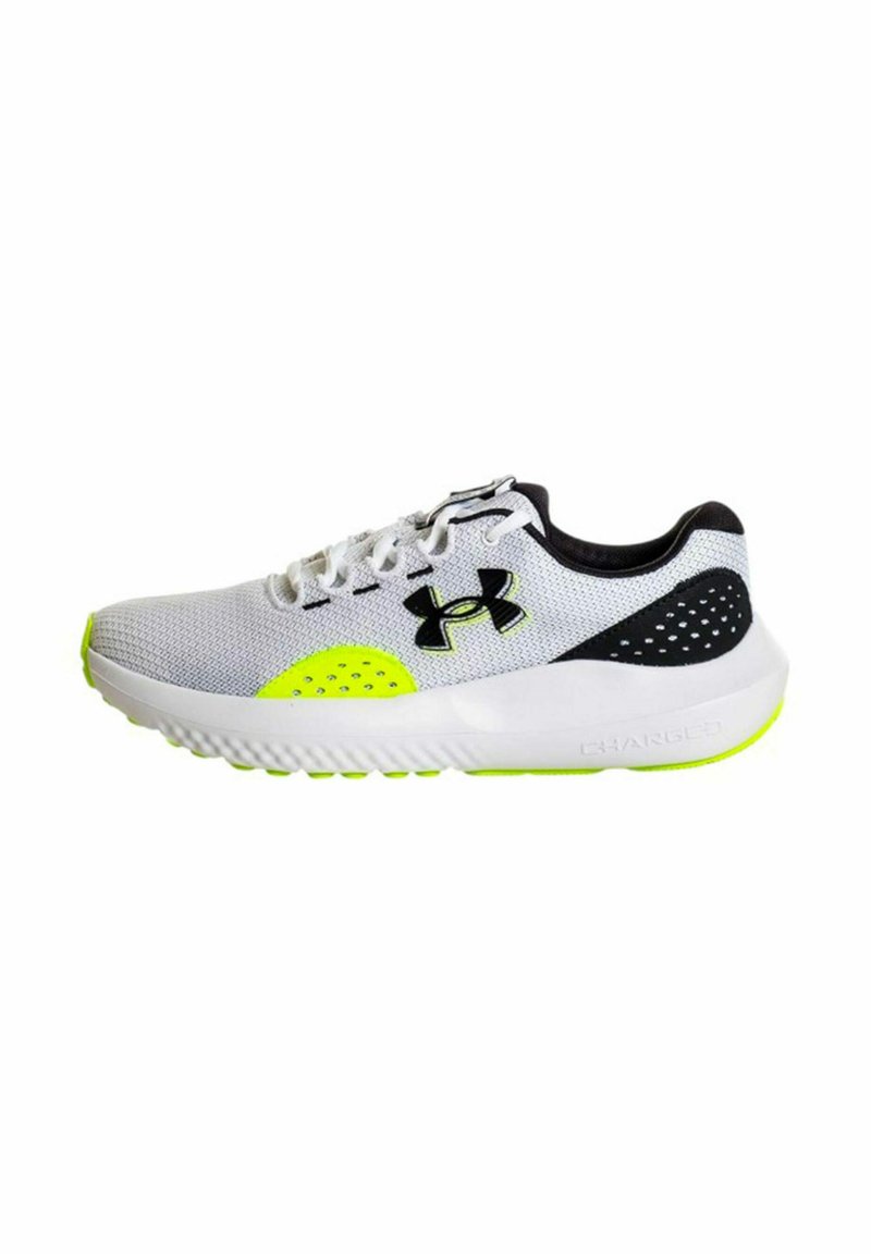 Zapatilla deportiva gris y blanca con acentos negros, parte superior de tela transpirable, logo y detalles en amarillo brillante, suela texturizada para tracción.
