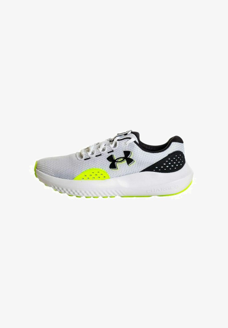 Zapatilla deportiva gris y blanca con acentos negros, parte superior de tela transpirable, logo y detalles en amarillo brillante, suela texturizada para tracción.
