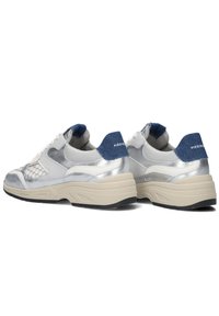 Zilveren en witte sneakers met een textuurontwerp, voorzien van een blauwe denim hak en een gevoerde beige zool. Veters en logo details zichtbaar.