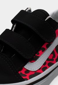 Μαύρο αθλητικό παπούτσι με δύο λουριά βέλκρο, λευκή ρίγα στο πλάι και έντονο ροζ μοτίβο λεοπάρ πάνω στο επάνω μέρος από ύφασμα.