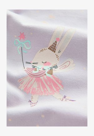 Tessuto di cotone con sfondo lavanda che presenta un coniglietto stampato in un tutù rosa che tiene una bacchetta con una stella, arricchito con nastri blu chiaro.