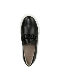 Scarpa slip-on in pelle nera con suola bianca spessa, accentuata da una catena sulla parte superiore e superficie texture con interno beige.
