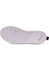 Weiße Sneaker-Sohle mit Fischgrätenmuster, abgerundeten Kanten, Logo-Prägung und strukturierten Oberflächen für Grip; verfügt über einen Seitenstreifen.