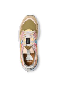 Sneaker multicolore con una combinazione di suede verde oliva, rosa, giallo e grigio; presenta pannelli in rete, lacci a contrasto e una suola interna texture.