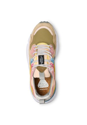 Wielokolorowe sneakersy z mixem oliwkowej zieleni, różu, żółtego i szarego zamszu; posiadają siateczkowe panele, kontrastowe sznurówki i teksturowaną wkładkę.