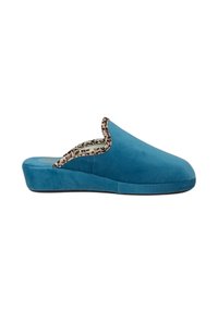 Pantofole in tessuto blu con suola bassa a zeppa, caratterizzate da un morbido bordo a motivo leopardato lungo l'apertura e una texture liscia.