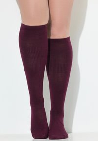 Calcetines de rodilla de color burdeos oscuro con una textura acanalada y un acabado suave, diseñados para ajustarse firmemente contra la pierna.