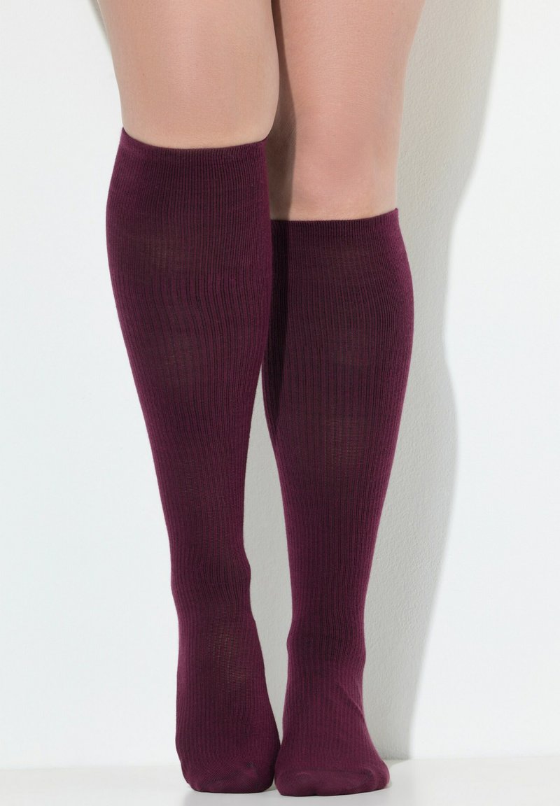 Calcetines de rodilla de color burdeos oscuro con una textura acanalada y un acabado suave, diseñados para ajustarse firmemente contra la pierna.