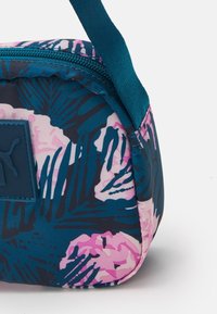 Piccolo borsetta rettangolare con un motivo tropicale, caratterizzato da colori blu, rosa e verde scuro. Il materiale è tessuto resistente con chiusura a zip.