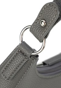 Cinghia in pelle grigia con finitura texturizzata, dotata di anello in metallo argentato e bottone a pressione per il fissaggio alla borsa.