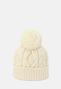 Gorro de invierno de color crema tejido con patrones de trenzas y un gran pompón en la parte superior.