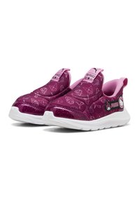 Różowe i fioletowe sneakersy na wsuwkę z błyszczącymi akcentami, z wzorem Hello Kitty oraz białą podeszwą z teksturowanym gripem.