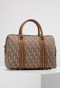 Brązowa i beżowa torebka wzorzysta z podwójnymi suwakami, okrągłymi uchwytami i usztywnioną formą. Wykonana z teksturowanego materiału z akcentami logo.