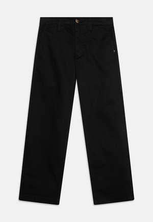 Fekete, egyenes szárú pamut nadrág, elöl gombos záródással, övhurkokkal, látható minták vagy díszítések nélkül.