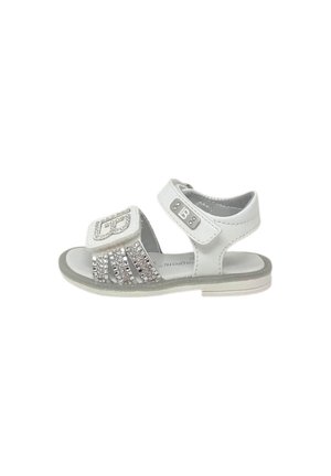 Sandalo bianco per bambini piccoli con punta aperta, cinturino alla caviglia e parte frontale decorata con perline argento e un emblema con la lettera B.