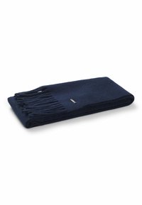 Sciarpa in lana blu navy con una consistenza morbida e bordi frangiati, dotata di una piccola etichetta in metallo su un lato, piegata ordinatamente.