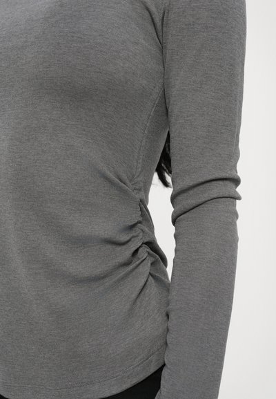 Hall grey pikkade varrukatega topp, mis on valmistatud ribakanga ümber, featuring külgse sisekujunduse detailid ja sobiv siluett. Sile tekstuur ja lihtne disain.