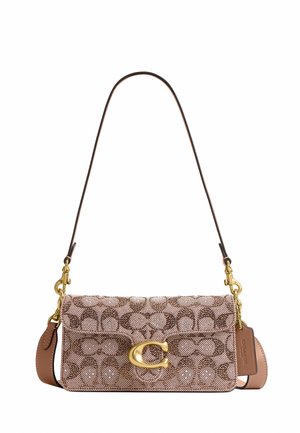 Sac bandoulière avec motif monogramme signature marron, fermoir "C" doré, sangle en cuir et étiquette logo Coach attachée.