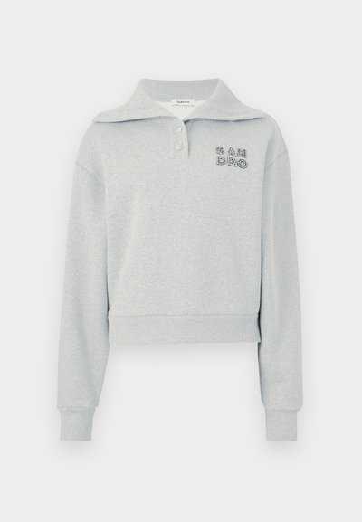 Ανοιχτό γκρι cropped φούτερ με μακριά μανίκια, φαρδιά λαιμόκοψη, δύο κουμπιά, ριμπ μανσέτες και κεντημένο λογότυπο "SANDRO" στο αριστερό στήθος.