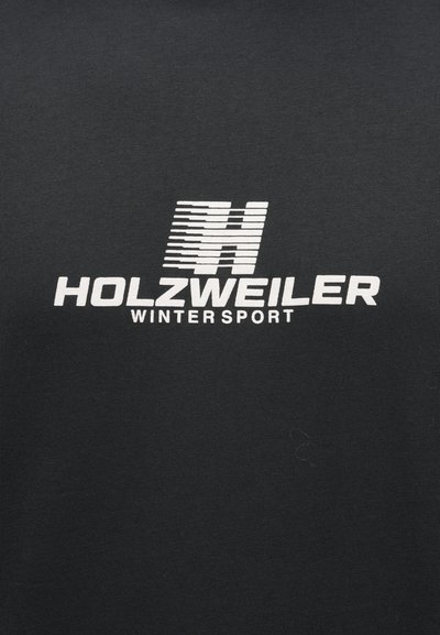 Μαύρο βαμβακερό μπλουζάκι με λευκό εκτυπωμένο λογότυπο που γράφει "HOLZWIELER WINTER SPORT" με οριζόντιες γραμμές στα γράμματα "H."