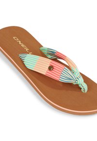 Brun sandal med en stribet stofrem i pink, blå og mint, med en lille gullig detalje på remmen og en tekstureret sål.