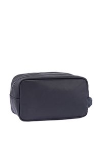 Sort rektangulær toilettaske med en glat finish, der har en lynlås øverst og et vævet håndtag i siden for nem bæring.