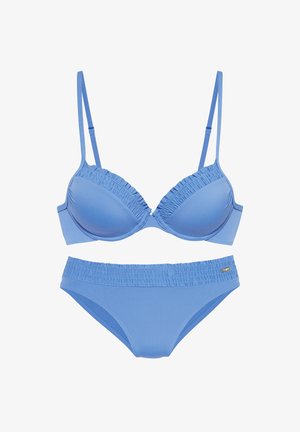 Blaues Bikini-Set mit gepolstertem Oberteil und Rüschensaum sowie verstellbaren Trägern, kombiniert mit passenden Hosen, die einen gerafften Bund haben.
