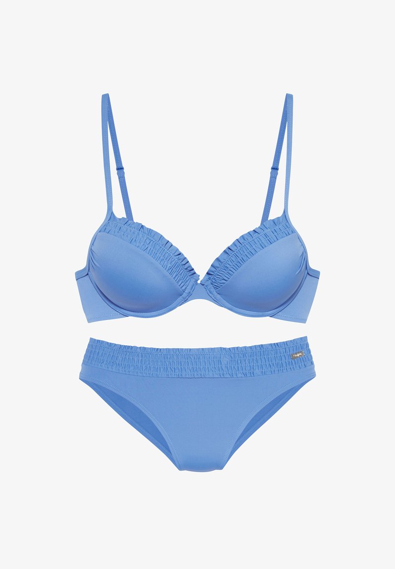 Conjunto de bikini azul que incluye un top acolchado con bordes con volantes y tirantes ajustables, acompañado de una parte inferior a juego con una cintura fruncida.