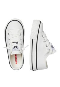 Białe trampki płócienne z czarnymi gumowymi podeszwami, okrągłym noskiem, metalowymi oczkami i płaskimi sznurówkami. Posiadają strukturalne akcenty oraz markowy wkładkę.