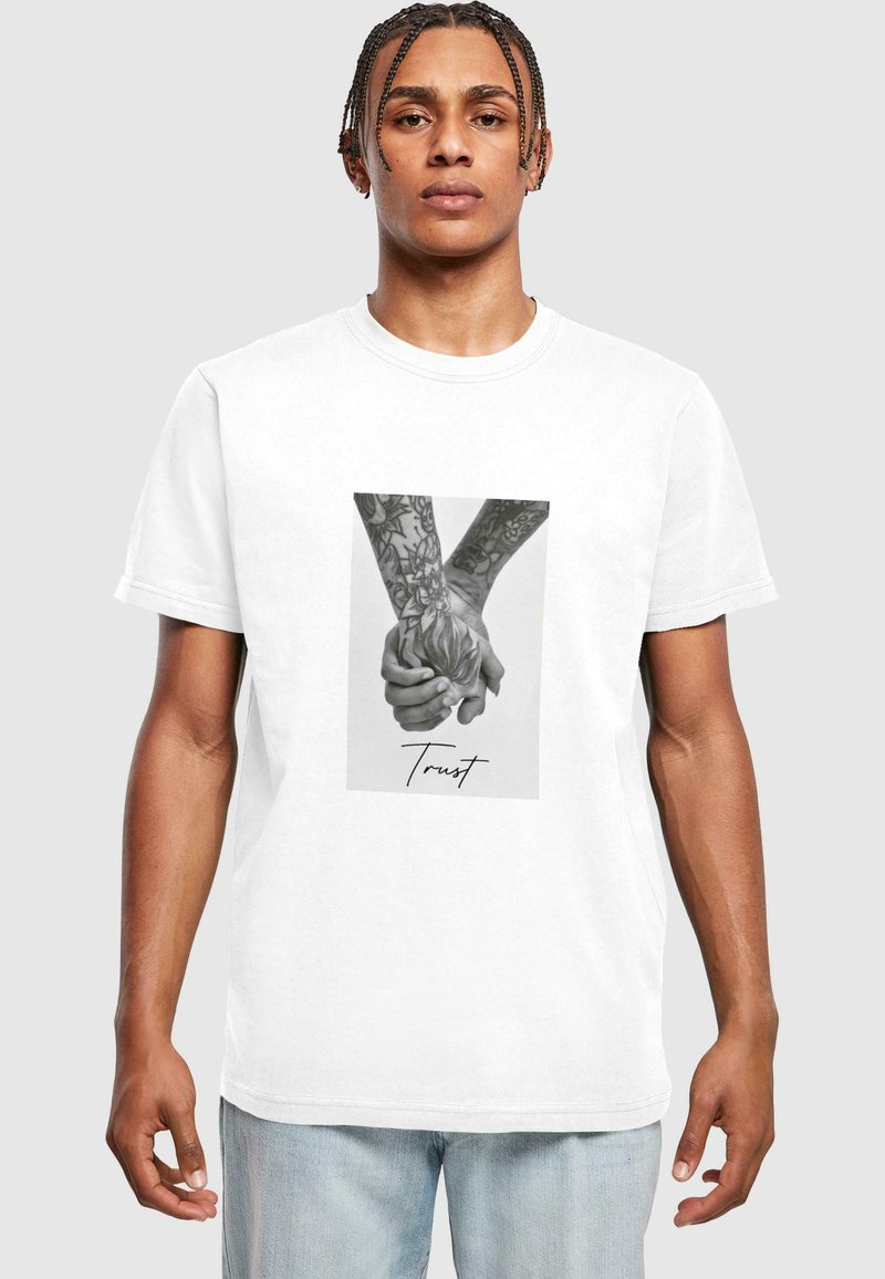Mister Tee TRUST - Camiseta estampada - weiß