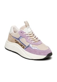 Sneaker multicolore con dettagli in mesh, suede e accenti metallici. Predominantemente beige, con dettagli in lavanda e stampa leopardata. Suola spessa.