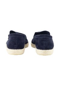 Espadrilles de ante azul marino con parte trasera cerrada, media suela de yute trenzado y suela exterior de goma texturizada, que presentan un diseño sin cordones y tejidos suaves.