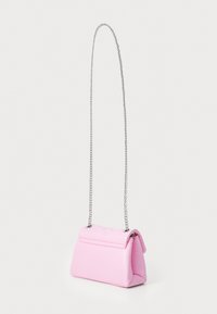 Sac à main rose en matériau lisse, avec un rabat pliant, une chaîne en argent comme bandoulière, et une forme rectangulaire structurée.