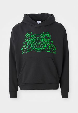 Sort hoodie med et grønt grafikdesign, der har styliserede katte og en smilende mund; inkluderer en front kangaroo-lomme og ribbede manchetter.