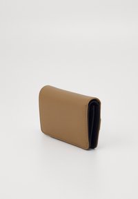Brun sammenleggbar lommebok med en jevn matt finish; har et enkelt design, svart interiør og avrundede kanter for enkel håndtering.