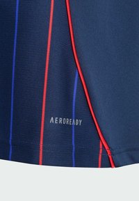 Maglietta sportiva blu navy con strisce verticali rosse e blu, realizzata in un tessuto testurizzato. Presenta il marchio "AEROREADY" vicino all'orlo.