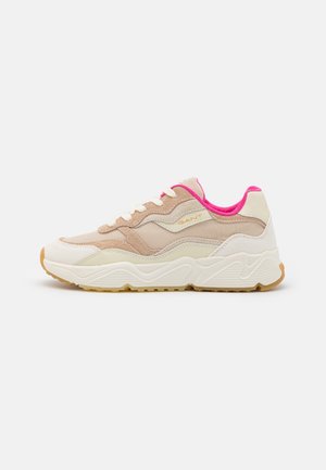 Beżowo-różowy sneaker GANT z białymi sznurowadłami, grubą, teksturowaną podeszwą i logo marki z boku, pokazany z profilu na białym tle.