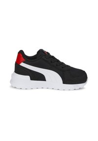 Chaussure de sport noire avec un dessus en tissu texturé, un design à rayures blanches et des accents rouges. Présente un système de laçage et une semelle en caoutchouc blanche.