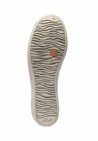 Světle šedá podrážka boty s vlnitou texturou a malým oranžovým logem. Velikost 38 je vytlačena na patě. Design obsahuje perforované detaily.