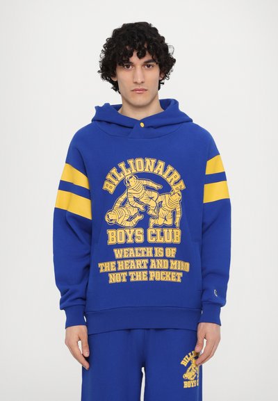 Koninklijk blauwe hoodie met gele accenten. Heeft een grafische print en een kangoeroezak. Zachte stof, comfortabele pasvorm en lange mouwen.